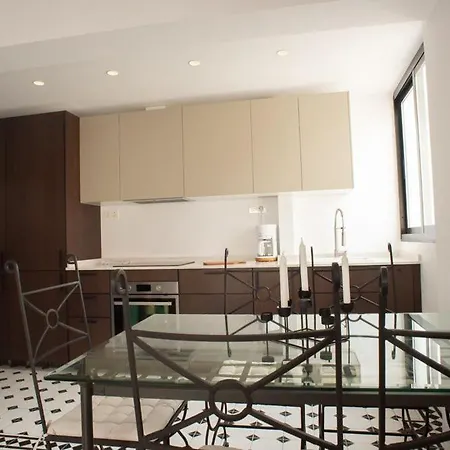 Three Bedroom In Location Apartment *