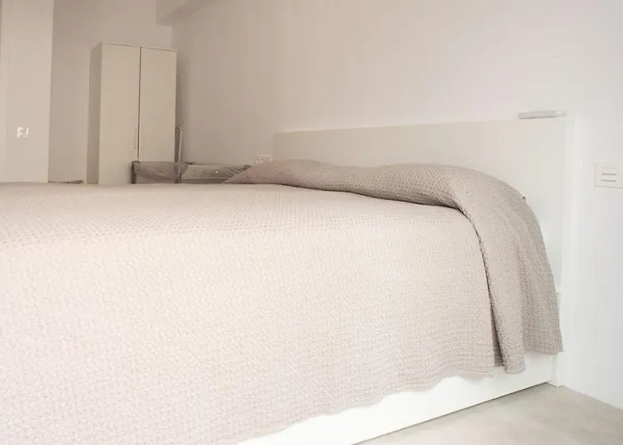 Three Bedroom In Location アパート エステポナ