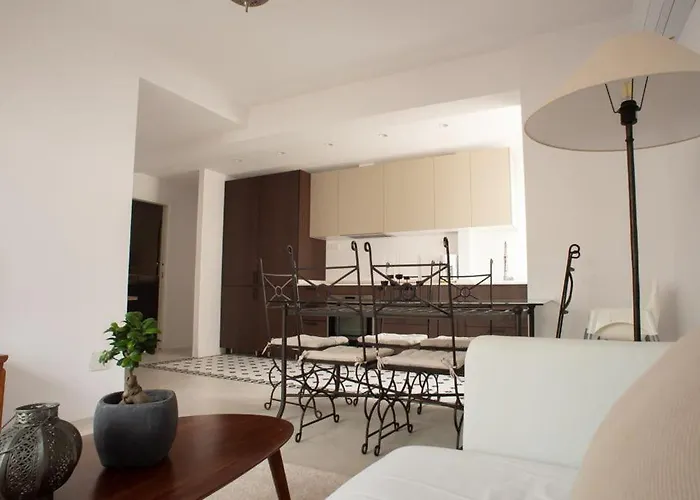 アパート Three Bedroom In Location エステポナ