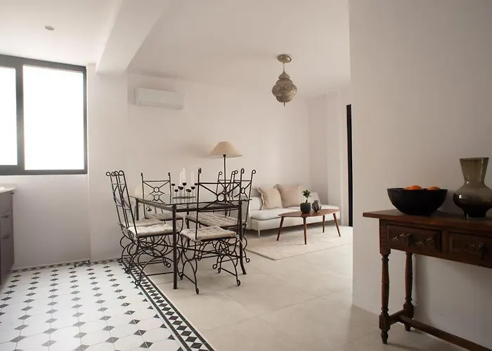 Three Bedroom In Location Εστεπόνα
